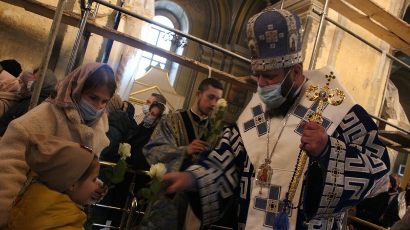 Владика Михаїл дарував квіти жінкам та дівчатам, які прийшли в собор на всенічну