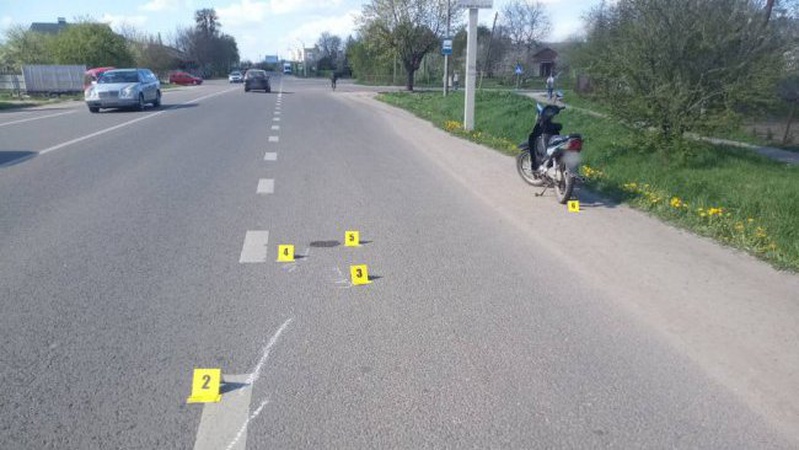 На Волині мопедист на пішохідному переході збив 25-річну дівчину