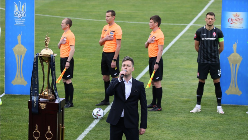 «Динамо» – «Зоря»: Гімн України перед початком гри у Тернополі виконав співак з Волині