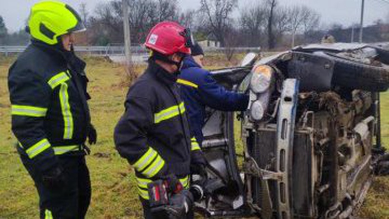 Смертельна ДТП на Волині: автомобіль злетів у кювет