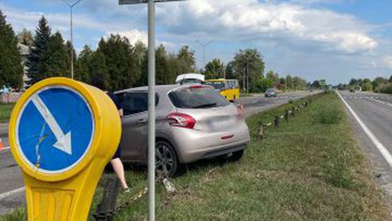 Волинь: п’яна водійка влетіла в дорожнє огородження. ФОТО