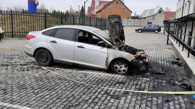 Камери відеоспостереження зафіксували момент підпалу легковика луцької журналістки