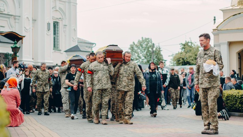 «Історія, яку ми не повинні забувати». У Луцьку віддали останню шану двом захисникам. ФОТО