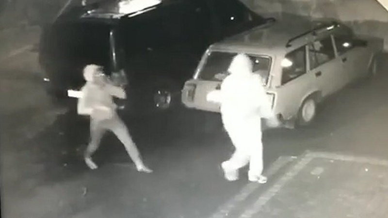 Просять упізнати людей, які викрали велосипед у лучанина. ВІДЕО