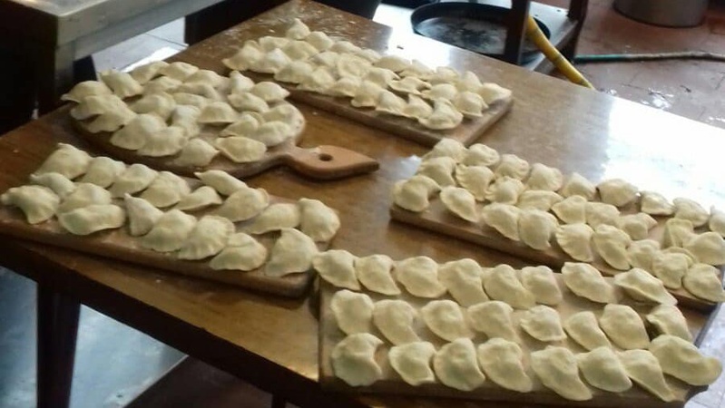 По-домашньому, з вдячністю: волиняни наліпили вареників для українських захисників