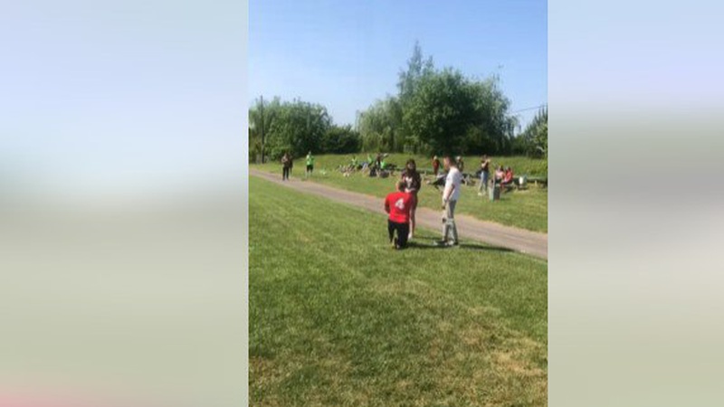 У Луцькому районі футболіст освідчився коханій перед матчем. ВІДЕО