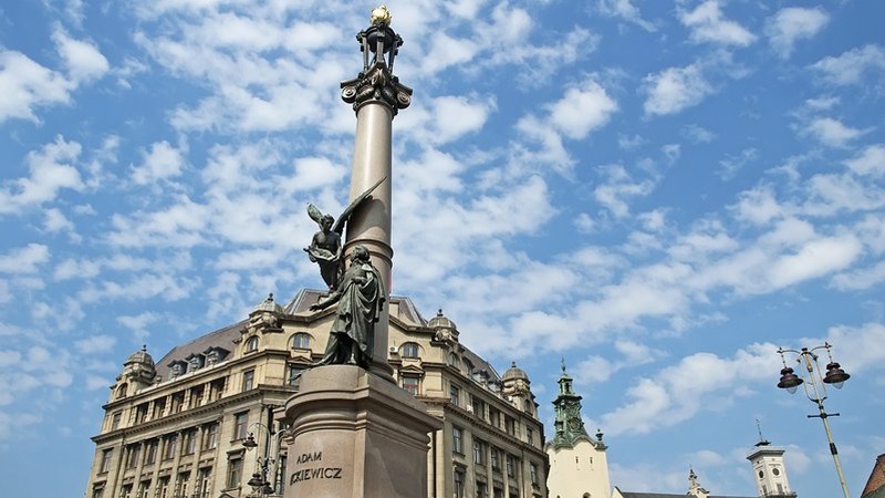Хто така львів’янка? Запитує Устина-Златоуста Вовк, яка веде фотощоденник Львова