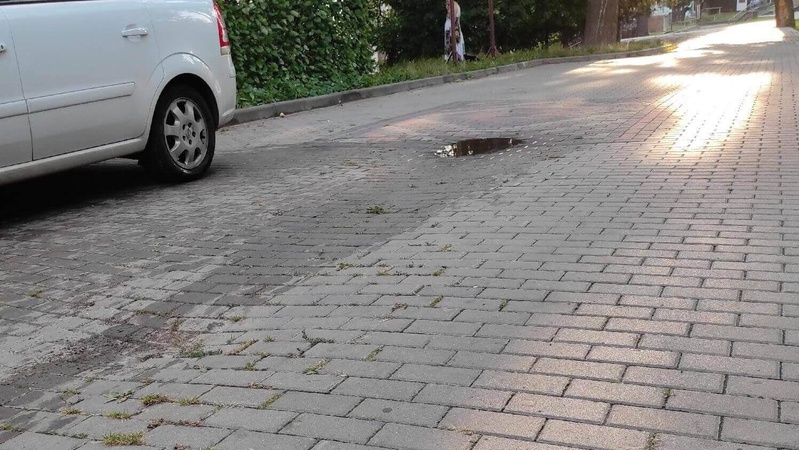 У центрі Луцька просіла бруківка. ФОТО