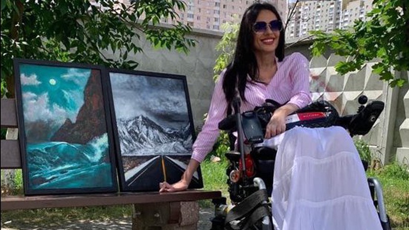 Картини, написані душею: киянка, чиї руки через жахливе ДТП функціонують на 30%, створює олійні шедеври