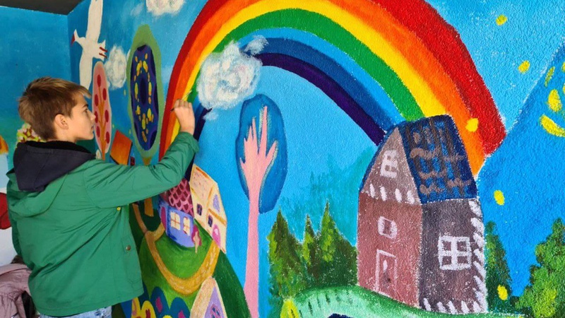 У селі на Волині діти малювали на стінах зупинки