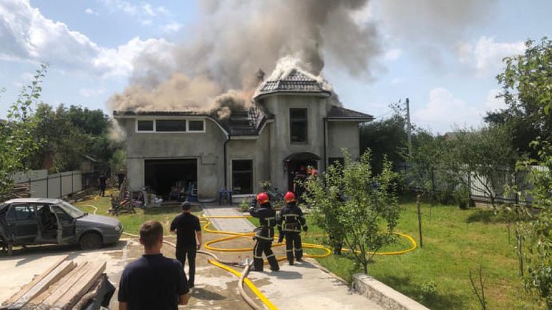 Спортивний літак упав на будинок на Прикарпатті: загинув пілот і троє хасидів із США