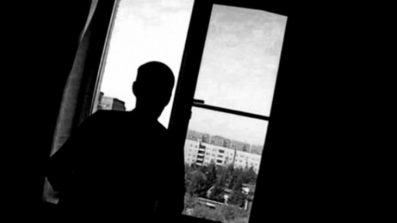 У Володимирі з вікна 5-го поверху випав хлопець