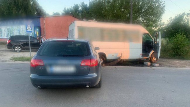 У Світязі п’яний водій зіткнувся з маршруткою. ФОТО