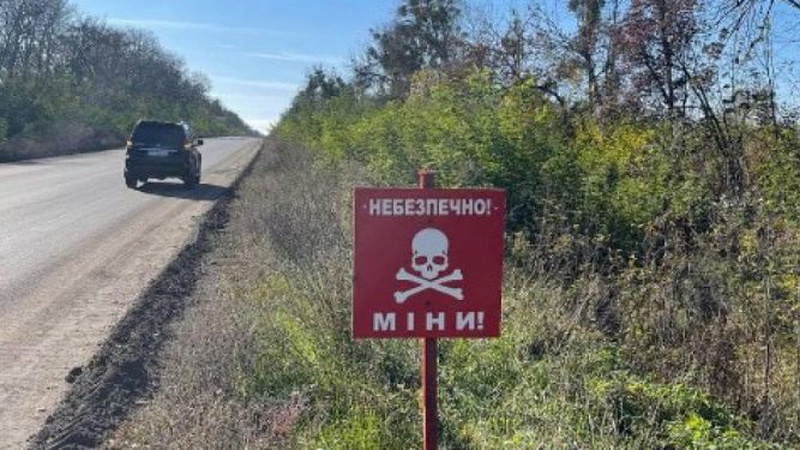 На Волині почали ремонтувати зруйновані внаслідок детонації мін дороги