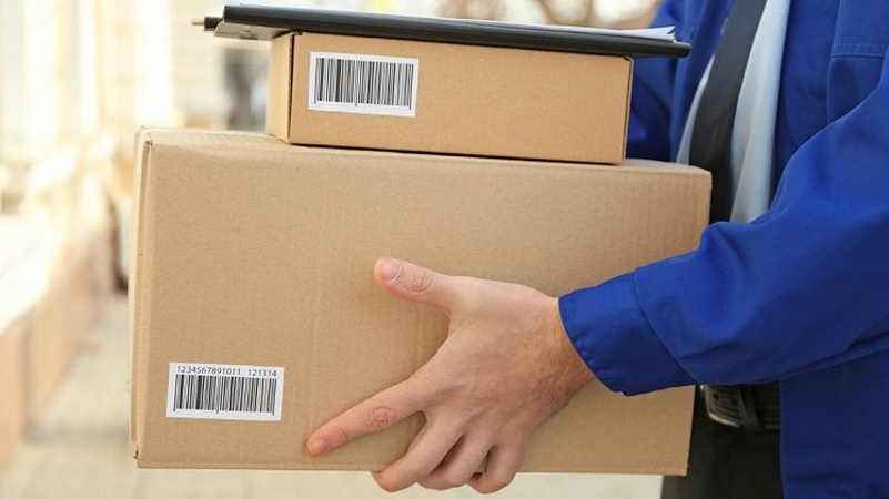 На Волині шахрай забирав собі посилки, які мав доставити до Лондона