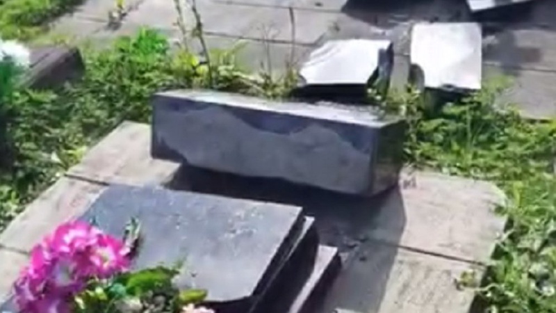 На Волині буревій понищив цвинтар