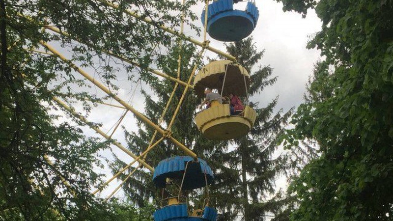 На «чортовому колесі» у Луцьку застрягли люди