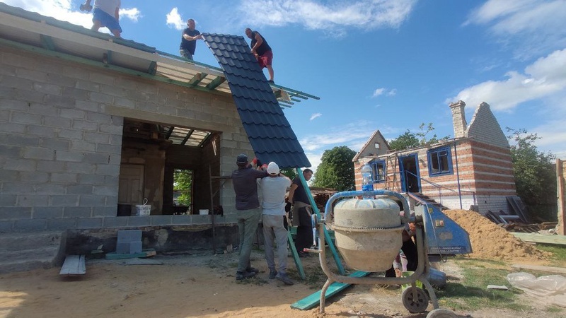На Волині відновлюють сільський будинок, який зруйнували уламки ракети