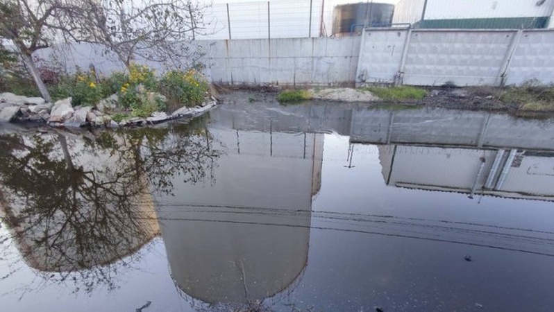 У Миколаєві через влучання дронів в резервуари олія тече вулицями міста