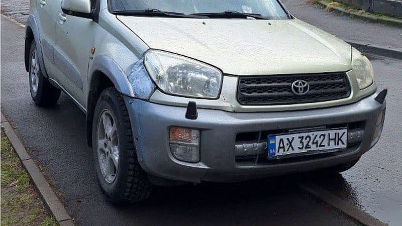 У Луцьку штрафують водіїв, які паркують автівки на тротуарах