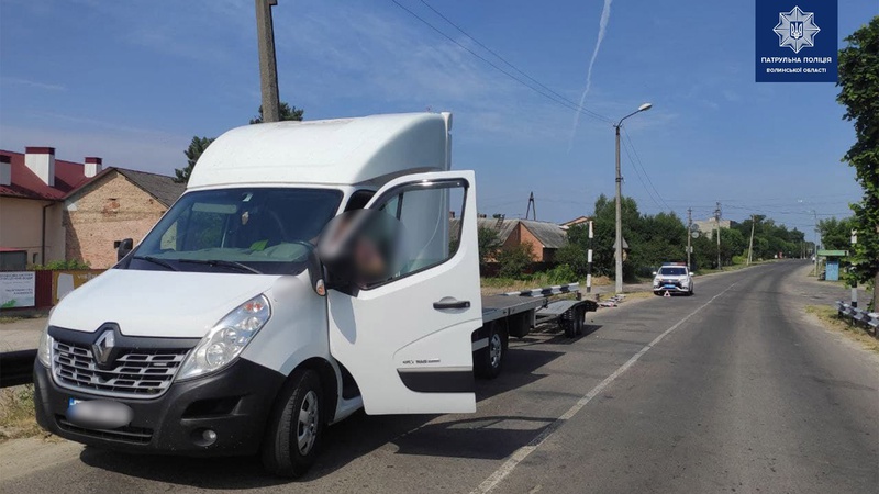 На Волині водій вантажівки в’їхав у дорожнє бар’єрне огородження