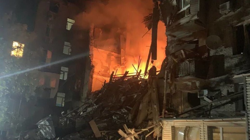 Ворог поцілив ракетами в житлові будинки у Запоріжжі