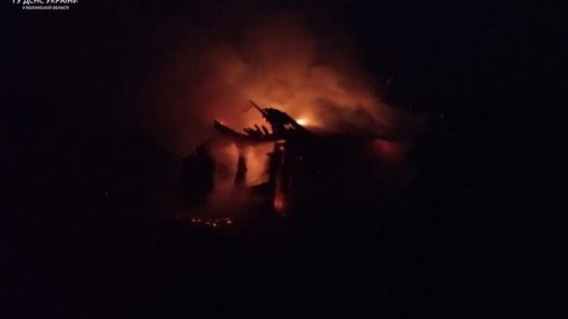 На Волині горіли ремонтна майстерня та господарська споруда