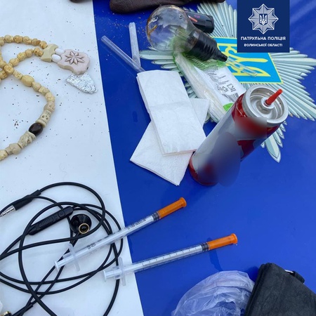 Білий «порошок», лампочка, антидепресанти і два хрестики: у Ковелі затримали підозрілого чоловіка