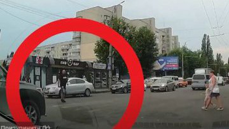 У Луцьку оштрафували водія, який не хотів пропускати пішохода. ВІДЕО