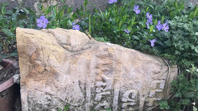 Лучани зробили огорожу із уламків єврейських надмогильних пам’ятників