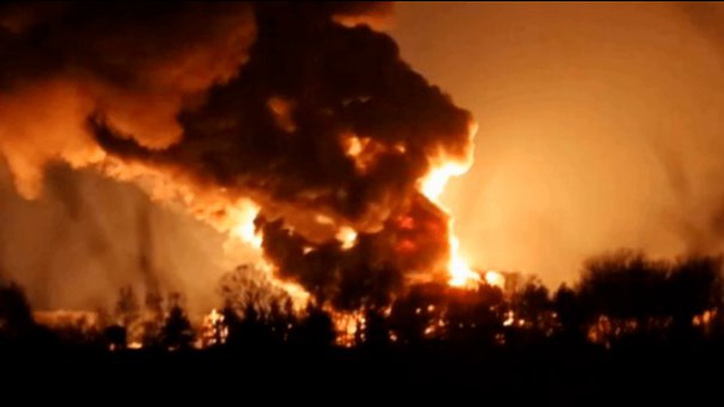 У Луцьку досі гасять пожежу на нафтобазі