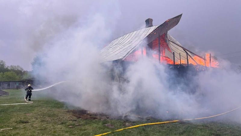 Повністю згорів дах: у селі на Волині горіла господарська споруда