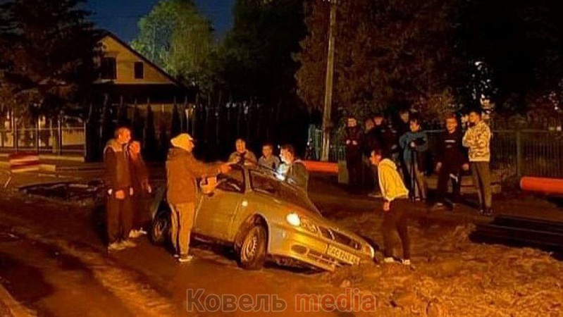 На Волині автомобіль на дорозі провалився в яму