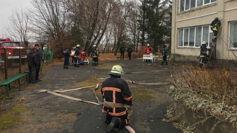 На території Локачинської лікарні гасили «пожежу» й врятували людину