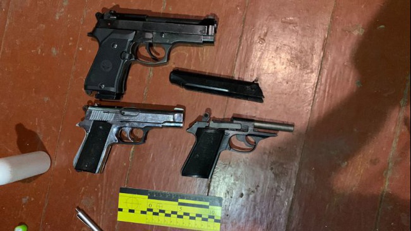 У Луцьку поліцейські вилучили у чоловіка наркотики, зброю та боєприпаси. ФОТО