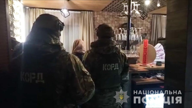 Поліція викрила банду, яка втягнула у заняття проституцією в Україні понад 80 жінок. ВІДЕО