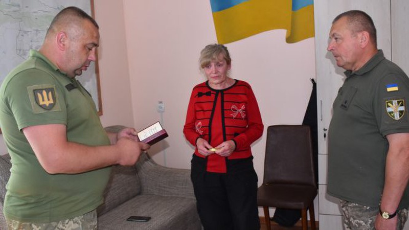 На Волині матері загиблого захисника вручили відзнаку сина
