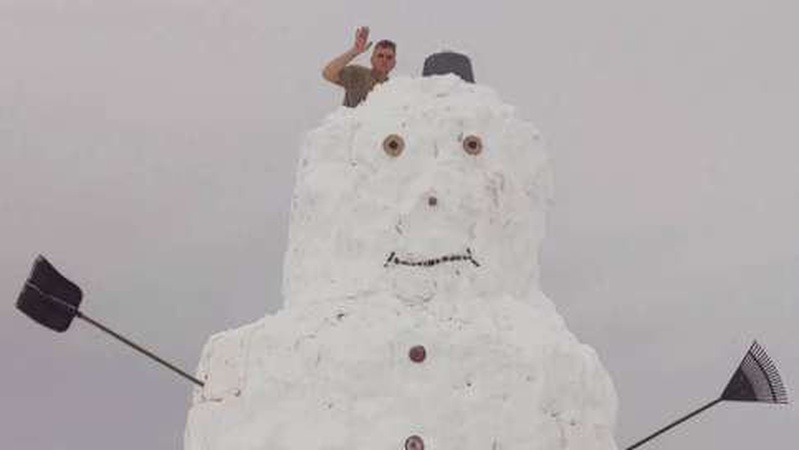 На Волині зліпили рекордного сніговика-велетня