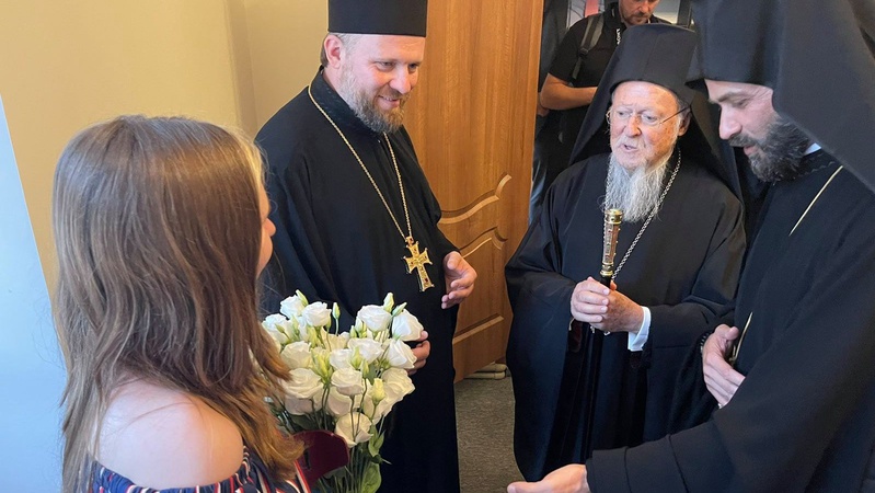 Волинянка подарувала Вселенському Патріарху, який вимолив у Бога для неї зцілення, букет квітів