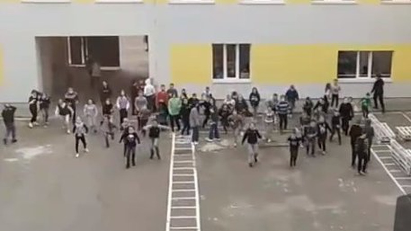 У луцькій школі діти грають «гру в кальмара» з однойменного серіалу. ВІДЕО