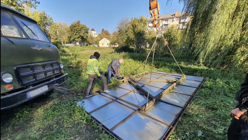 У центрі Луцька демонтують рекламні щити