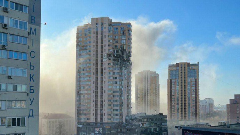 У Києві російська ракета влучила у багатоповерхівку