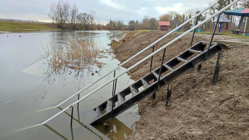Луцькі «моржі» обурилися встановленими за 190 тисяч сходами у Стир. ФОТО. ВІДЕО