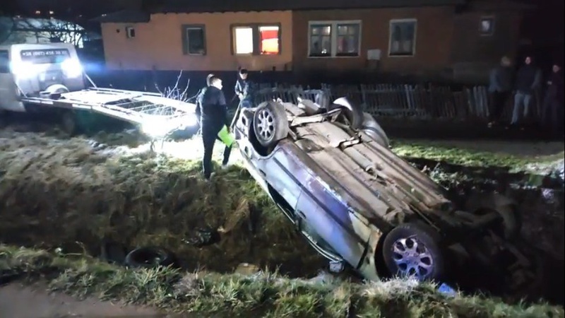 На об’їзній Нововолинська легковик злетів у кювет і перевернувся