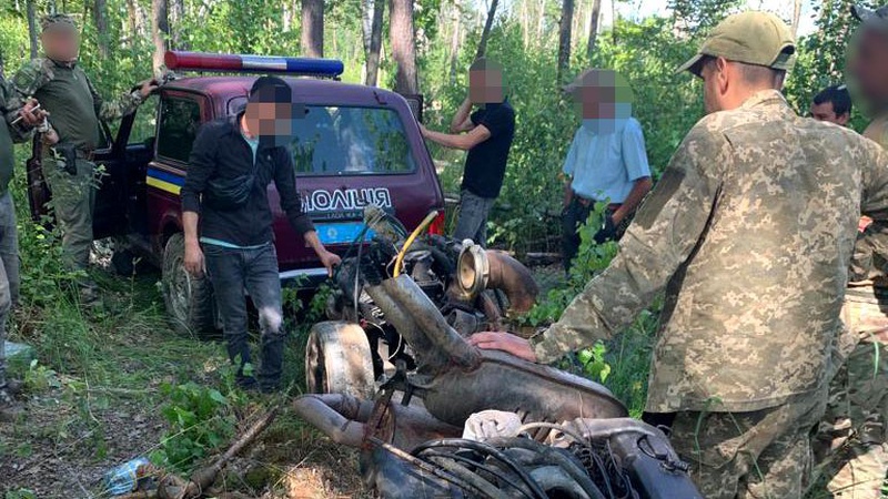 На Рівненщині затримали лучанина, який копав бурштин