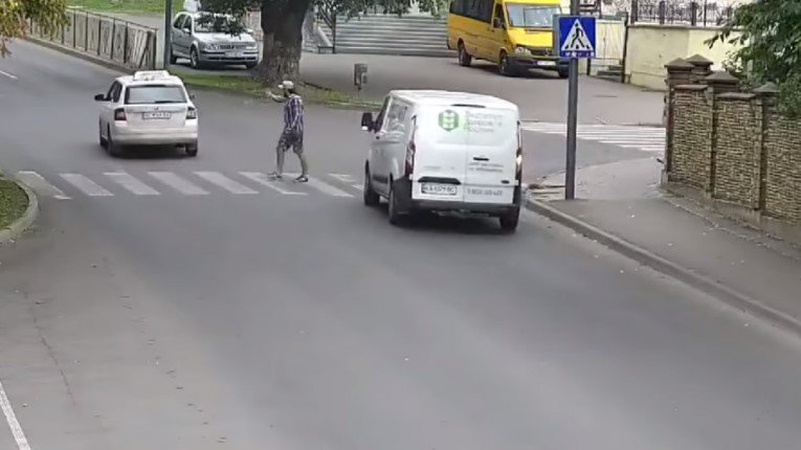 Переходив дорогу на «зебрі»: у Луцьку водій таксі ледь не збив чоловіка. ВІДЕО