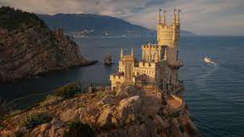 Готуються до боїв у Криму: росіяни окопуються на перешийку і створюють нову ПВК «Конвой»