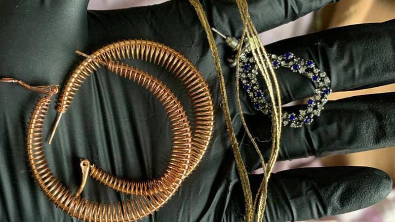 Поліціянти затримали маму й дочку з Рівненщини, які обікрали не одну пенсіонерку на Волині. ФОТО