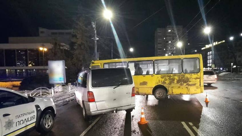 Хто кого не пропустив: поліція встановлює обставини ДТП за участю маршрутки і буса в центрі Луцька