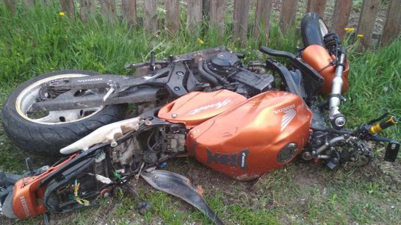 На Волині двоє підлітків на мотоциклі влетіли в паркан